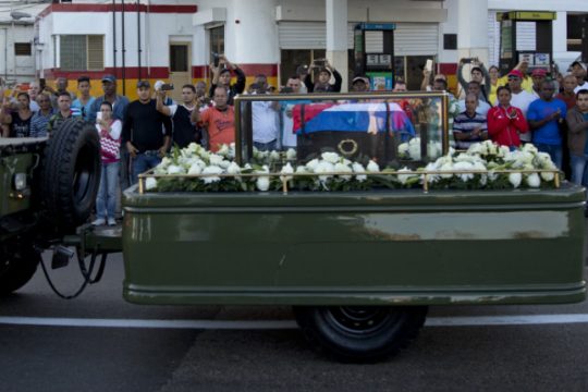 Εκατοντάδες χιλιάδες άνθρωποι στην τελευταία πορεία του Φιντέλ