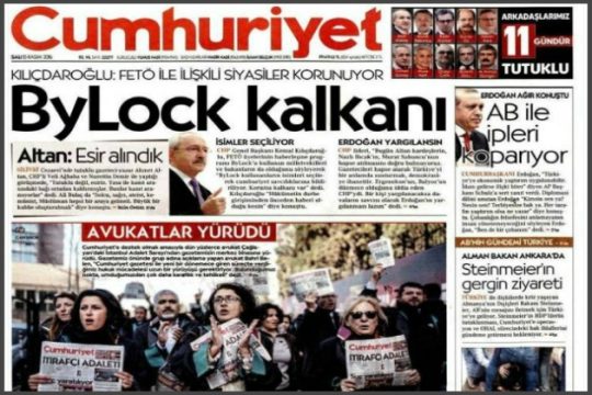 «Υποκλινόμαστε μόνο στον λαό μας και στους αναγνώστες μας»