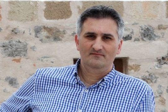 Κρατούσε ένα πολυκαιρισμένο χαρτί…