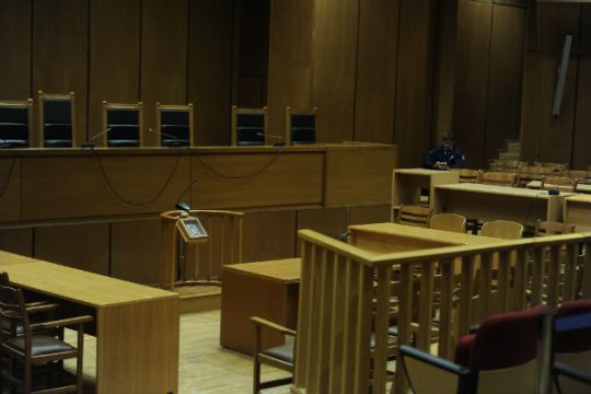 Επ’ αόριστον αναβολή της δίκης για την DePuy