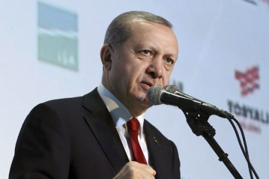 Ο Ερντογάν απειλεί και προκαλεί