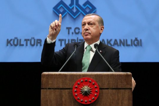 Κουνάει το δάχτυλο στο Βερολίνο