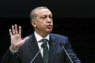 Συνεχίζει να προκαλεί!