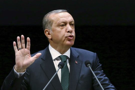Συνεχίζει να προκαλεί!