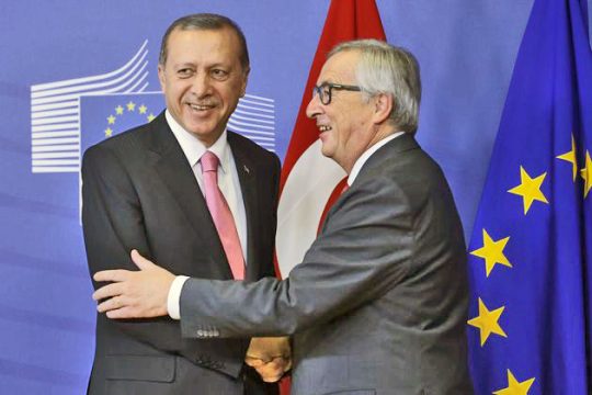 Τόσο κοντά κι όμως… τόσο μακριά