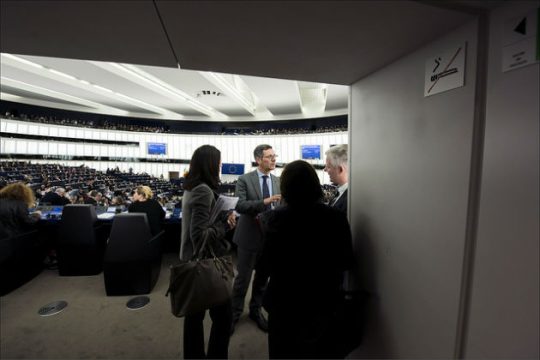 Και οι ευρωβουλευτές έχουν δικαίωμα στην πολυθεσία
