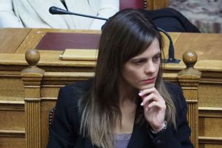 Σε συμπληγάδες τα εργασιακά