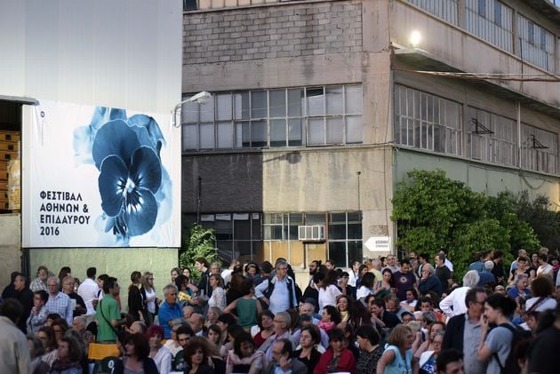 Εσπευσμένα στην υπουργό