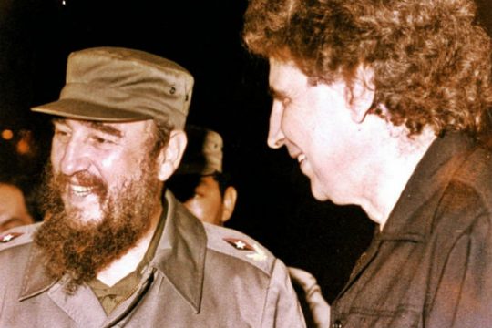 Ο Μίκης αποχαιρετά τον Φιντέλ