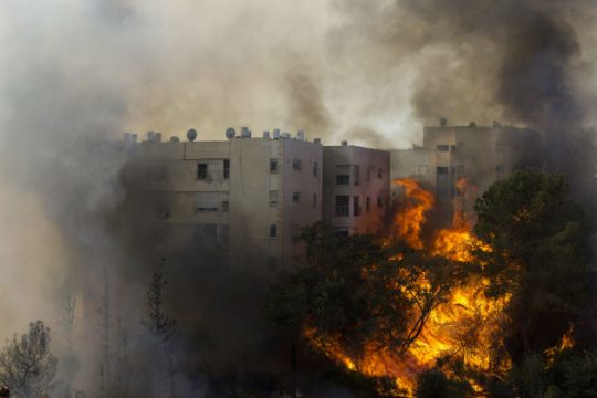 Καίγεται η Χάιφα, 60.000 άνθρωποι εγκατέλειψαν τα σπίτια τους