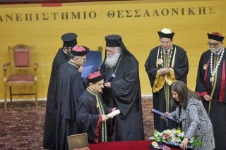 Βρήκε… άμβωνα και άρχισε τα «ψαλτήρια»