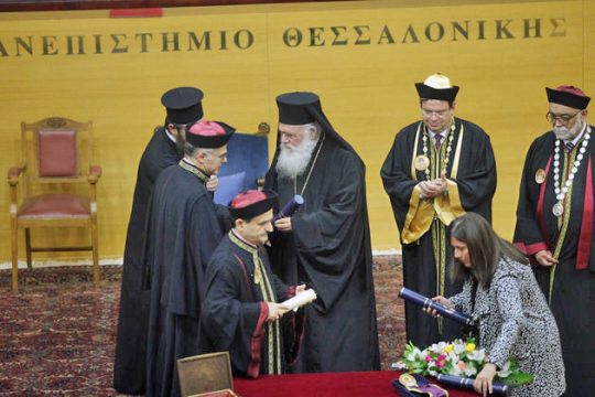 Βρήκε… άμβωνα και άρχισε τα «ψαλτήρια»