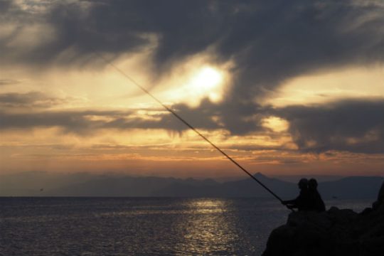 Συννεφιά και πρόσκαιρες βροχές