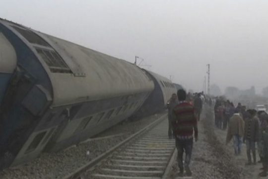 Εκατόμβη νεκρών από εκτροχιασμό τρένου στην Ινδία