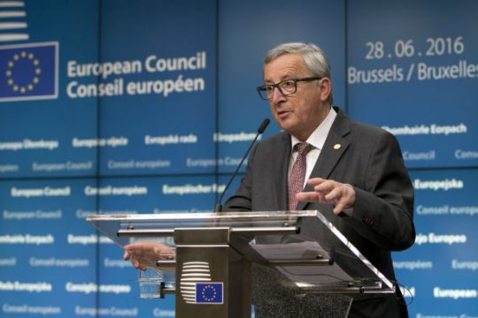 Γιούνκερ προς πρόσφυγες: Η Γερμανία δεν είναι η μόνη επιλογή
