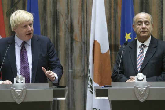 «Είμαι εδώ για υποστήριξη» είπε ο Μπ. Τζόνσον από την Κύπρο