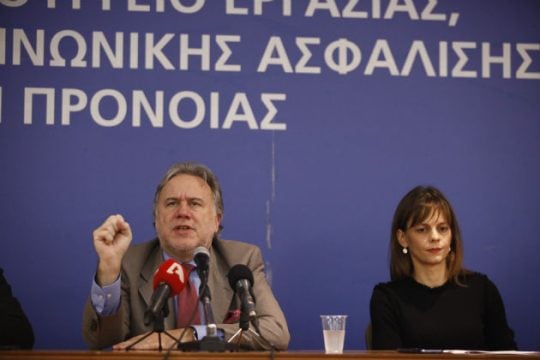 Βρώμικο πόλεμο εναντίον της Αχτσιόγλου καταγγέλλει ο Κατρούγκαλος