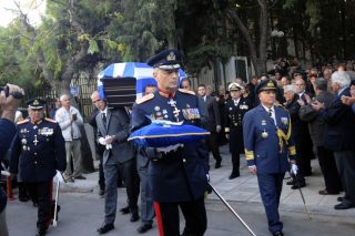 Με τιμές αρχηγού κράτους η κηδεία Στεφανόπουλου