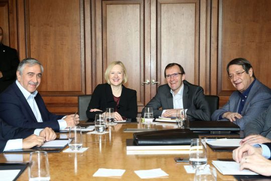 Ο… κόμπος του Κυπριακού έφτασε στο χτένι των βάσεων