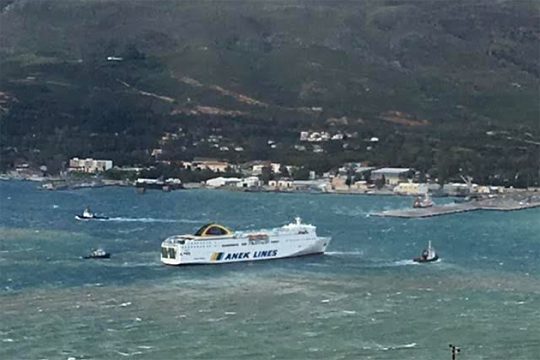 Με προβλήματα λόγω καιρού ο κατάπλους στα Χανιά