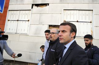 Ο Μακρόν βάζει φωτιές… Δεξιά και Αριστερά