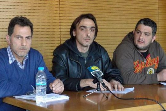 Ζητούν σκούπες, γάντια και γιλέκα