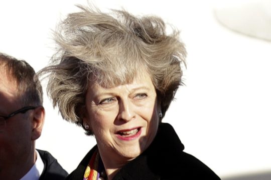 «Θύελλα» Brexit για την Τερέζα Μέι