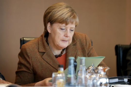 Handelsblatt: Η Μέρκελ προετοιμάζεται για το χειρότερο