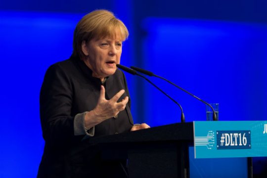 Μέρκελ: Περιορίζεται συνεχώς η ελευθερία του Τύπου στην Τουρκία
