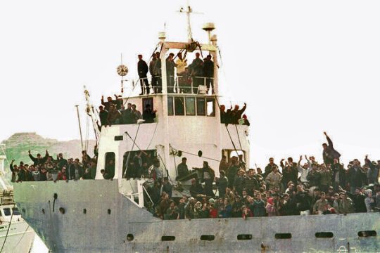 Σκληραίνει τη στάση του το Βερολίνο απέναντι στους πρόσφυγες