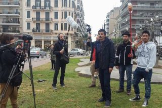 Με βούρτσα αντί μικρόφωνο