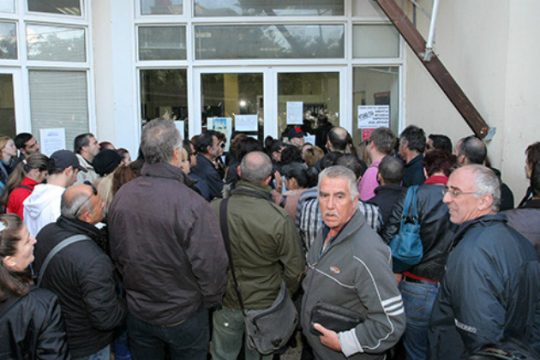 Πολίτες πιάστηκαν στα χέρια με υπαλλήλους του ΟΑΕΔ
