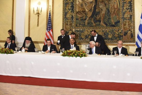Χρέος, Κυπριακό και προσφυγικόστο μενού του προεδρικού μεγάρου