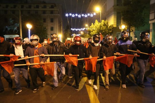 Χιλιάδες διαδηλωτές σε μια έρημη πόλη