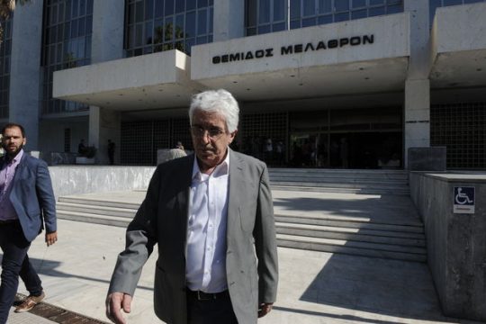 Διαμαρτυρία Ρουβίκωνα έξω από το σπίτι του Παρασκευόπουλου
