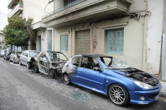 Πυρπολήθηκαν επτά αυτοκίνητα στα Πετράλωνα