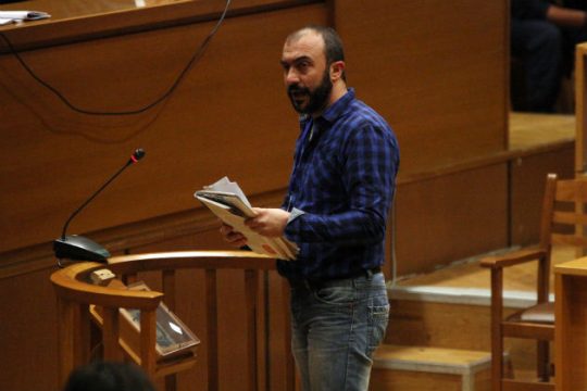 Εκρηκτικό κλίμα μέσα και έξω από το δικαστήριο