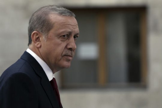 Ολες οι εξουσίες στα χέρια του Ερντογάν… και με τον νόμο