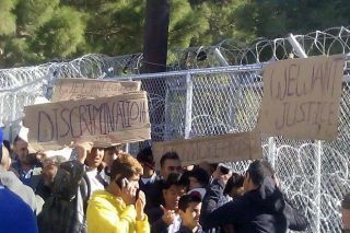 Η νεροποντή ώθησε τους πρόσφυγες σε εξέγερση