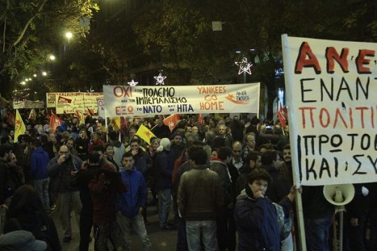 Χιλιάδες στους δρόμους αψηφώντας τα μέτρα