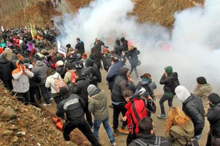 Στο εδώλιο τρεις αγωνιστές, στο προαύλιο δεκάδες σύντροφοί τους