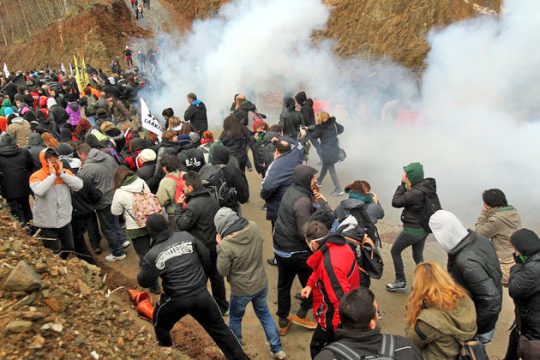 Στο εδώλιο τρεις αγωνιστές, στο προαύλιο δεκάδες σύντροφοί τους