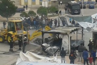 Φωτιά στον καταυλισμό της Σούδας στη Χίο