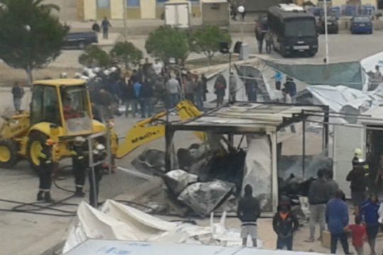 Φωτιά στον καταυλισμό της Σούδας στη Χίο