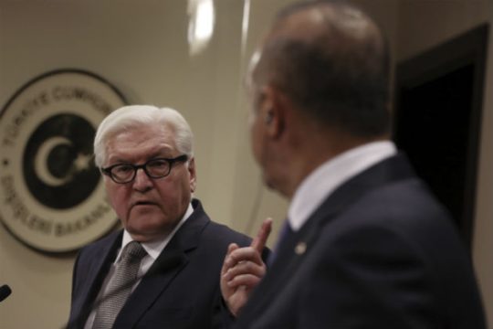 Διπλωματικές επιθέσεις σε ζωντανή μετάδοση