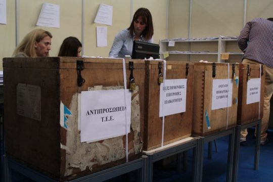 Μεγάλη αποχή και «γαλάζια» πρωτιά