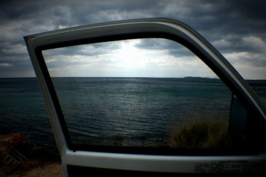 Έπεσε με το φορτηγό του στη θάλασσα και σώθηκε