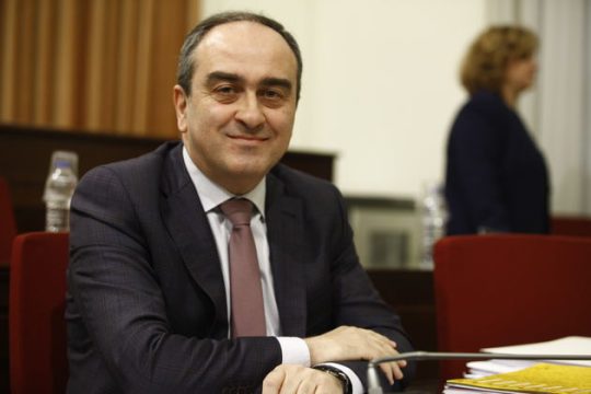 Ποιος δεν αφήνει τη Ν.Δ. να… πουλάει μπρελόκ;
