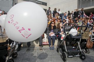 Θήλασαν τα μωρά τους στο δημαρχείο της Θεσσαλονίκης