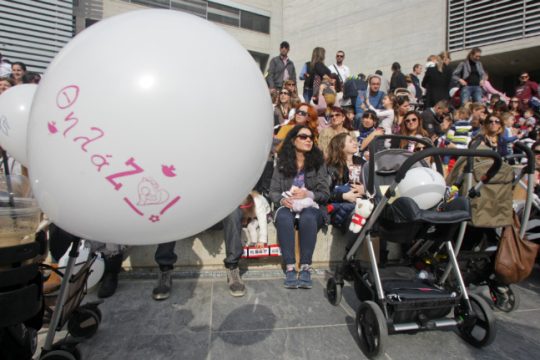 Θήλασαν τα μωρά τους στο δημαρχείο της Θεσσαλονίκης